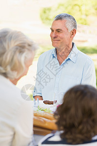 在户外餐桌有家人的老年人图片