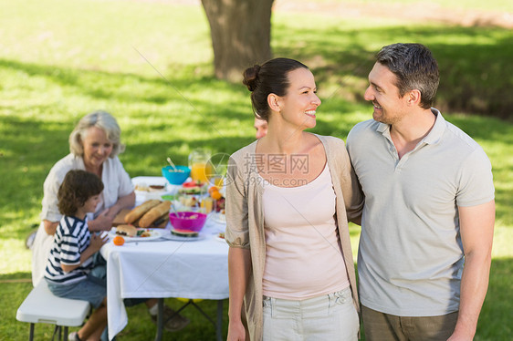 夫妇在户外餐桌上用家用餐花园家庭父母享受男生团结老年快乐女士孙辈图片