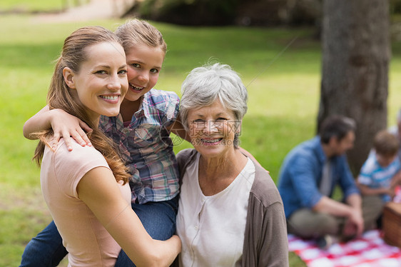 外祖母母亲和在公园有家庭背景的母亲和女儿女士老年女性家庭孙女绿地农村男人幸福祖父母图片