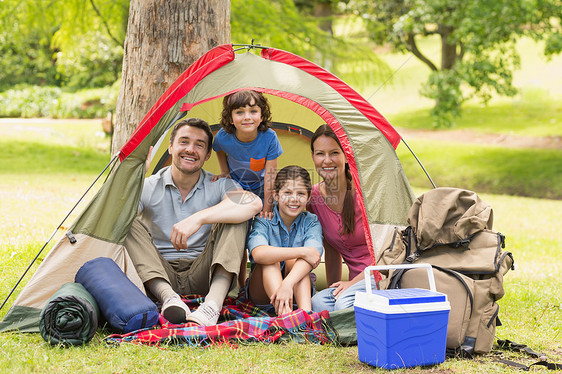夫妇和孩子坐在公园的帐篷里儿子微笑团结女儿冰箱兄弟女性男生闲暇男性图片