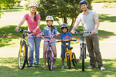 四口四口家庭在公园里骑自行车图片