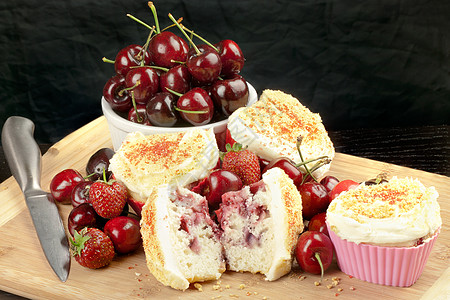 水果和松饼环绕的草莓樱桃酱图片