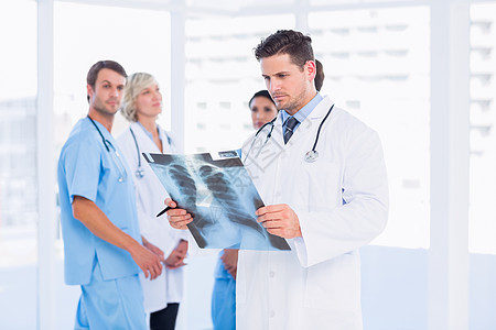 医生检查X光检查 同事站在后面站着团队医务室咨询男人报告从业者男性外科专注医院图片