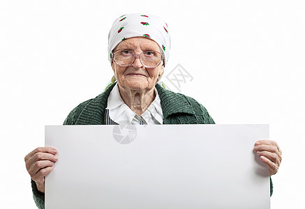 手拿着空白纸微笑的年长女士头巾快乐眼睛女性工作室养老金相机成人退休白色图片