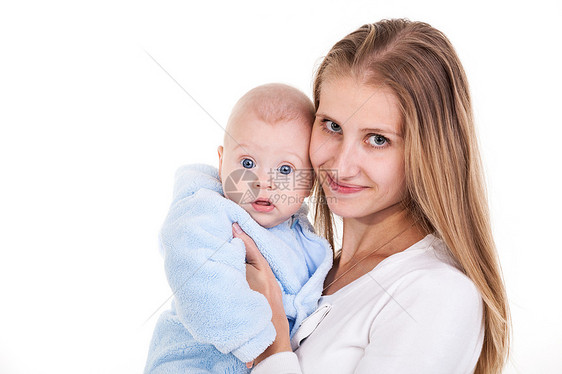 年轻的高加索妇女及其子孙幸福快乐男生女士孩子女性儿子蓝色家庭父母微笑金发女郎图片