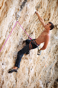 悬崖面的攀岩者登山者挣扎高度力量悬崖勇气运动岩石绳索男人图片