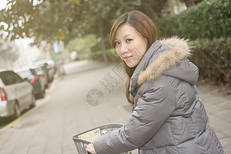 骑自行车的亚洲青年妇女女性活动运动魅力生活闲暇阳光女士图片