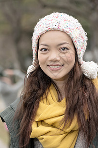 在公园中微笑的亚裔年轻女子快乐喜悦上诉乐趣女士女性魅力图片