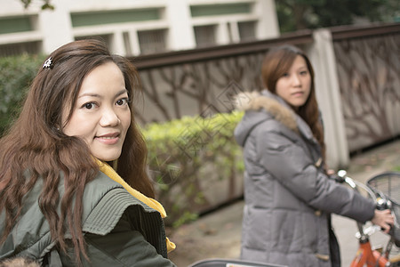 年轻亚洲妇女与朋友一起骑自行车活动女性闲暇友谊魅力团体生活运动快乐女士图片