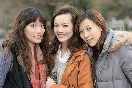 在公园中笑笑的亚洲妇女快乐魅力微笑女士团体幸福社会女性友谊图片