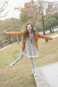 在公园中微笑的亚裔年轻女子快乐乐趣女士喜悦魅力上诉女性图片