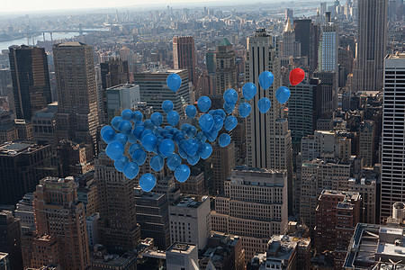城市上方许多彩色气球计算机绘图摩天大楼建筑乐趣派对景观图片