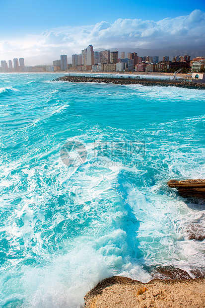 海滩建筑和地中海海岸蓝色地平线海景城市公寓旅游泡沫天际海岸线图片