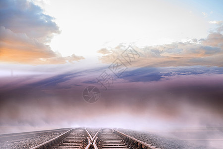 导致迷雾地平线的火车轨道图片