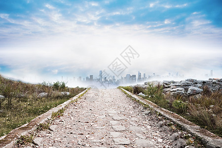 通向迷雾的城市景象的石刻路径图片