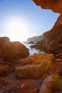 来自洞穴和地中海的波纹太阳海滩环境晴天石头岩石蓝色海岸海洋图片