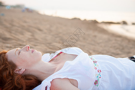 在地中海带白光的海滩上怀孕妇女 地中海假期幸福说谎家庭成人母性女孩支撑海洋女士图片