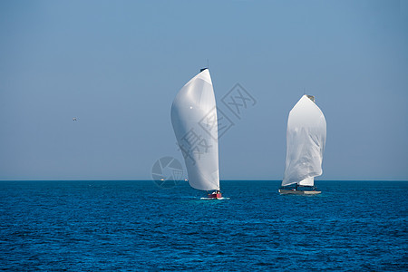 在地中海航行的游艇重新海塔旅行海浪导航乐趣海景地平线天空海洋假期血管图片