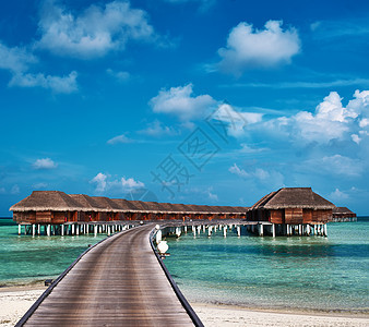 美丽的海滩 有水边的平房平台码头旅行天空风景酒店奢华别墅假期海洋图片