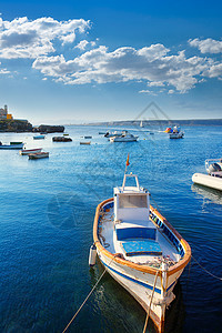 在西班牙阿利坎特的塔巴尔卡群岛渔船海滩支撑太阳旅行景点天气海岸帆船海洋岩石图片