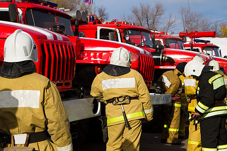 消防员职业卡车救援男性车站男人团队英雄红色力量背景图片