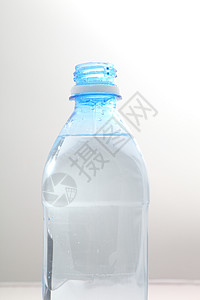 瓶装水食物饮料蓝色瓶子背景图片