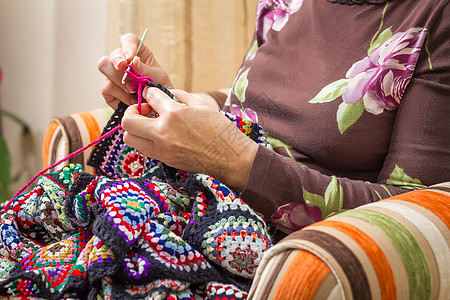 女人的手编织着古典羊毛床罩钩针手工衣服祖母被子针线活艺术毛衣女性图片