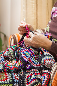 女人的手编织着古典羊毛手指艺术工艺祖母女性针线活女士闲暇母亲退休图片