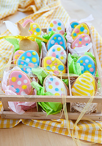 带彩色饼干的小盒子焙烤粉色装饰蓝色款待餐巾食品兔子蛋形时间图片