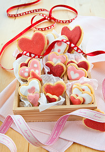 带彩色饼干的小盒子情人红色婚礼粉色款待糖果心形焙烤餐巾装饰图片