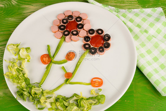 给孩子们的沙拉美食盘子创造力芹菜儿童西红柿食品营养水平香肠图片