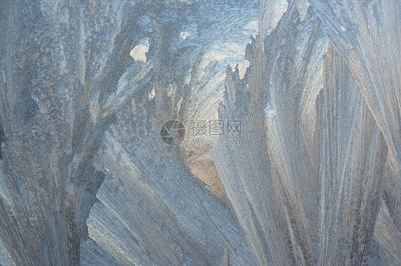 由霜冻制成的窗口玻璃的抽象模式火花装饰品蓝色窗户微光水晶冻结宏观墙纸结晶图片