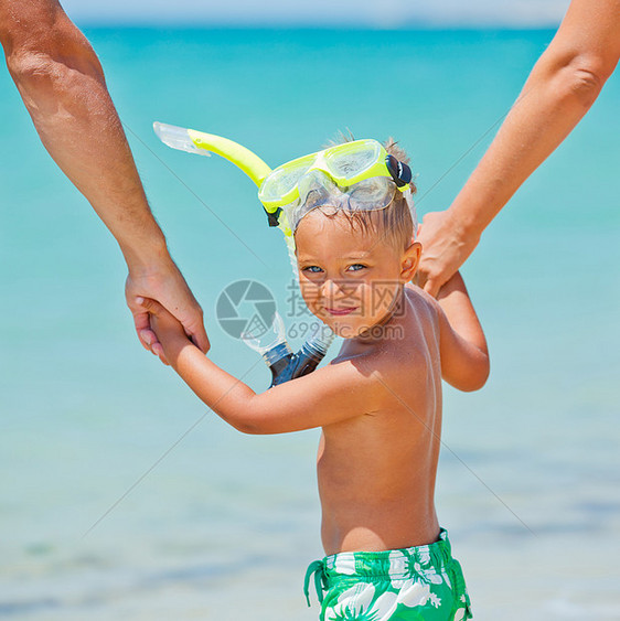 海滩上快乐的男孩面具热带海洋假期孩子们蓝色男生微笑潜水天空图片