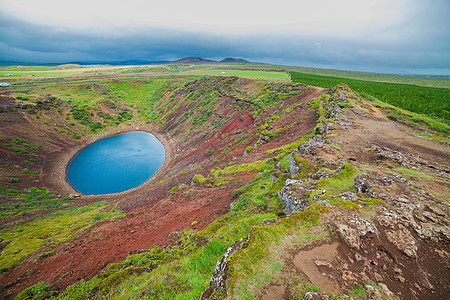 环圆火山口湖水池池塘旅游干草岩石衬套热点地形蓝色植被图片
