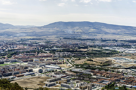 潘普洛纳市建筑物树木城市太阳建筑街道天空景观建筑学蓝色图片