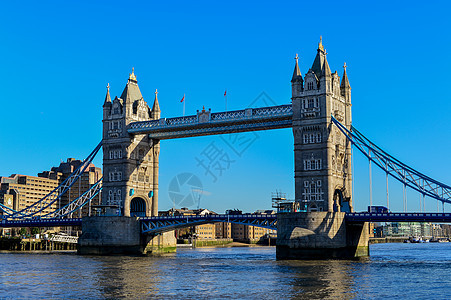 伦敦塔桥横渡泰晤士河图片