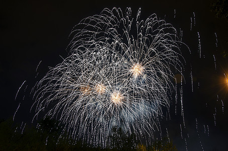 美丽的烟花嘉年华天空庆典辉光乐趣城市新年派对背景图片