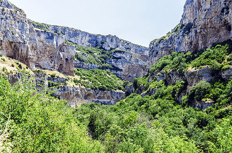 在金刚里环境岩石土地蓝色爬坡绿色森林白色阴影摄影图片