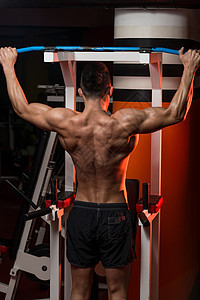 在健身房工作的男人男性起重肩膀身体肌肉体质美容健身膀子健美图片