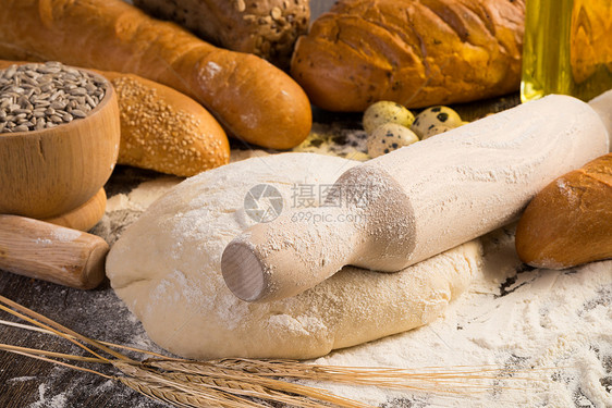 面粉 鸡蛋 白面包 小麦耳朵酒吧鹌鹑木头乡村粮食味道脆皮干旱农业桌子图片
