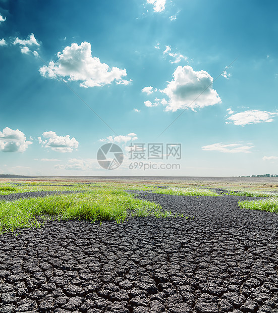 蓝色的天空在沙漠上飘着乌云图片