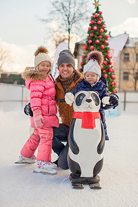 滑冰场家庭节日快乐爸爸孩子婴儿爱好溜冰场活动生活方式女儿学习娱乐图片
