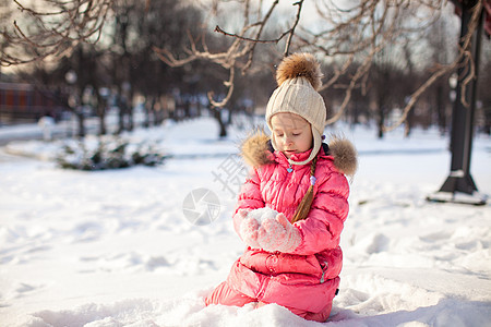 冬天在公园户外的可爱小女孩 在寒冬日女孩微笑快乐婴儿手套季节幸福孩子女性童年图片