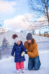 滑冰场家庭节日快乐教育训练爸爸溜冰场微笑活动婴儿生活方式数字小姑娘图片