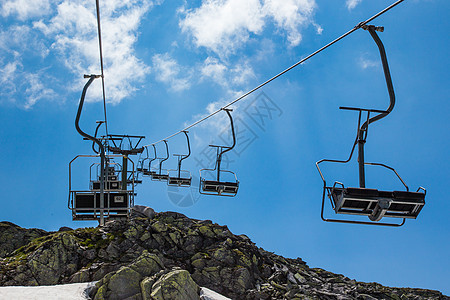 在山上抬起椅子旅行运输假期游客电梯滑雪顶峰爬坡天空运动图片