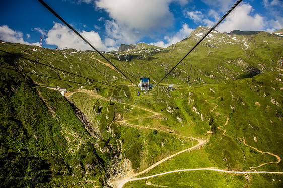 在山上抬起椅子游客爬坡活动岩石电梯运输运动采摘电缆旅行图片