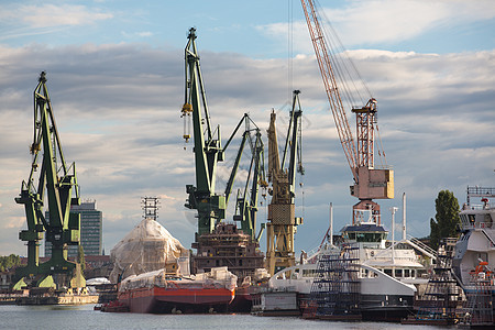 格但斯克造船厂装起重机的大型船舶图片