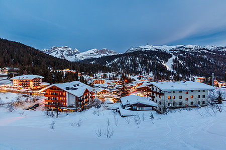 夜里麦当娜露营的光化天空度假胜地 I地标滑雪天际村庄文化街道酒店景观蓝色建筑图片