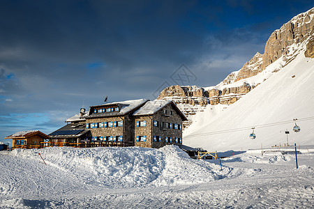 意大利阿尔卑斯山的滑雪度假胜地缆车旅游咖啡店地标餐厅顶峰建筑学假期单板粉末图片