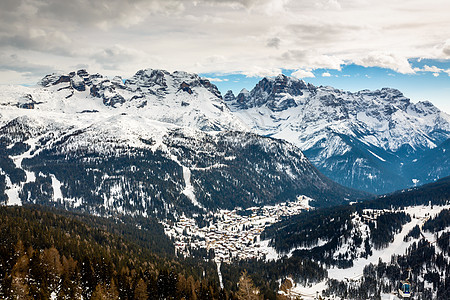 关于意大利阿尔卑斯山麦当娜坎皮利奥的 滑雪度假胜地空中观察图片
